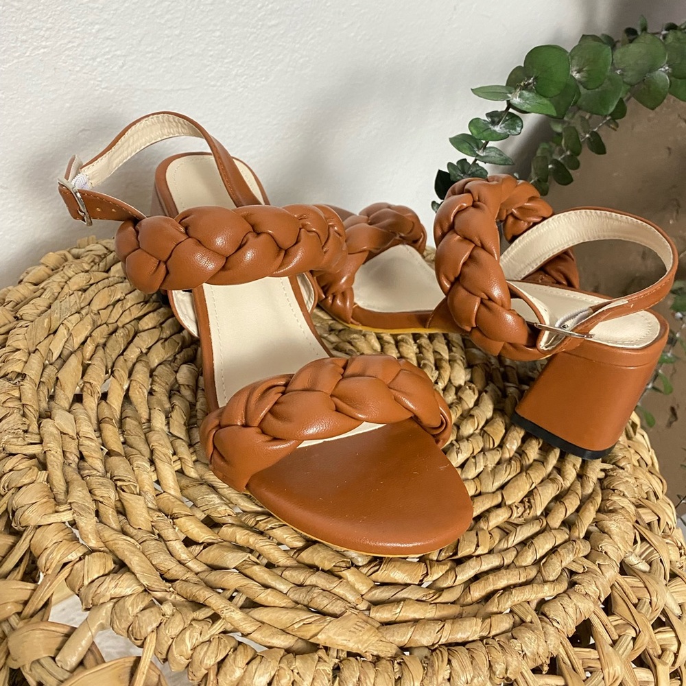Brown heels 👠